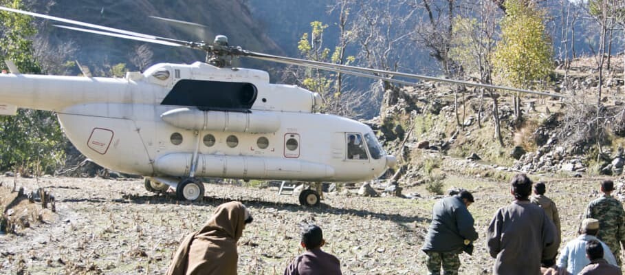 Hubschrauber mit humanitärer Hilfe landet